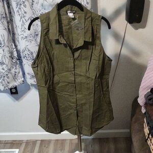 NWOT- VENUS Green Sleeveless Fitted Button Down Shirt